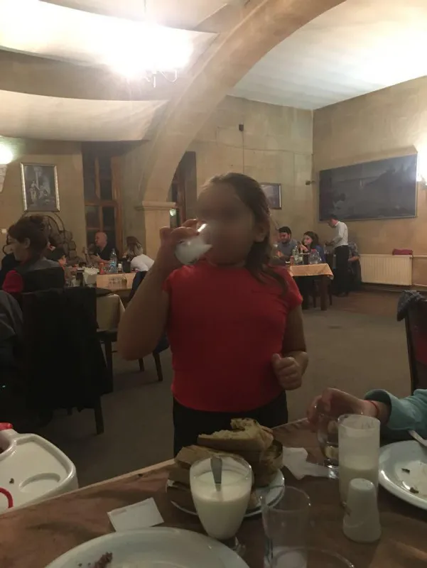 Bursa'da 2,5 yaşındaki çocuklarına içki içiren anne-baba gözaltına alındı - 1