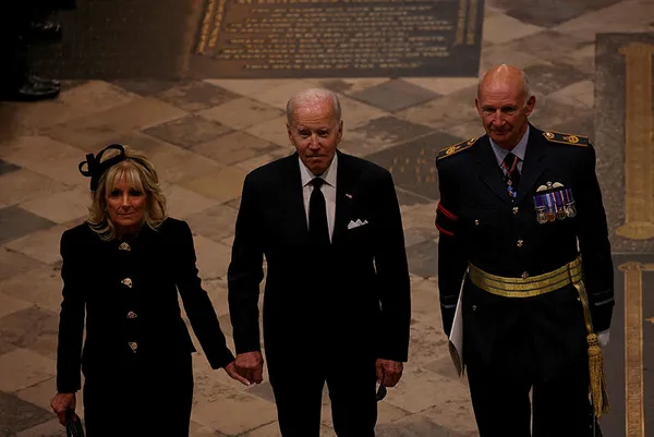 Kraliçe Elizabeth'in cenaze törenine damga vuran anlar: ABD bu görüntüler ile çalkalanıyor! Trump'tan Biden'a gönderme - 4