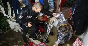 Antalya’da evleri su bastı imdada polis yetişti
