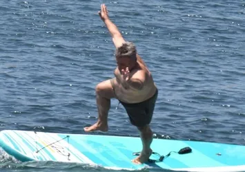 Bülent Serttaş'ın sörfle imtihanı! Düştü kalktı yılmadı