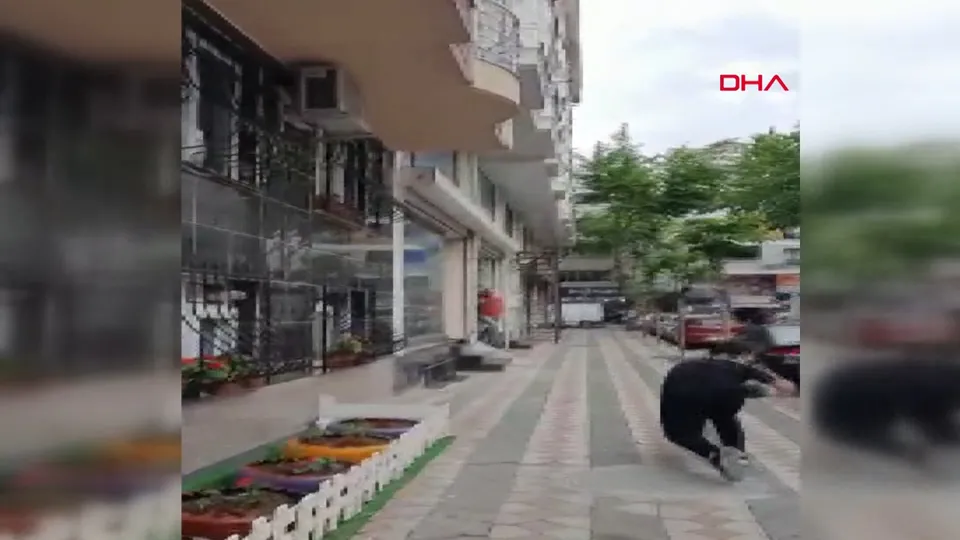 Yavru kargayı eline aldı hayatının şokunu yaşadı! İstanbul'da korku filmlerini aratmayan olay