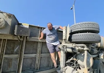Saman yüklü tır devrildi: 'Hızlıydım'