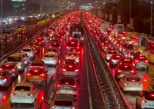 İstanbul'da trafik kilit! Yoğunluk yüzde 83'e çıktı | İşte alternatif güzergahlar...