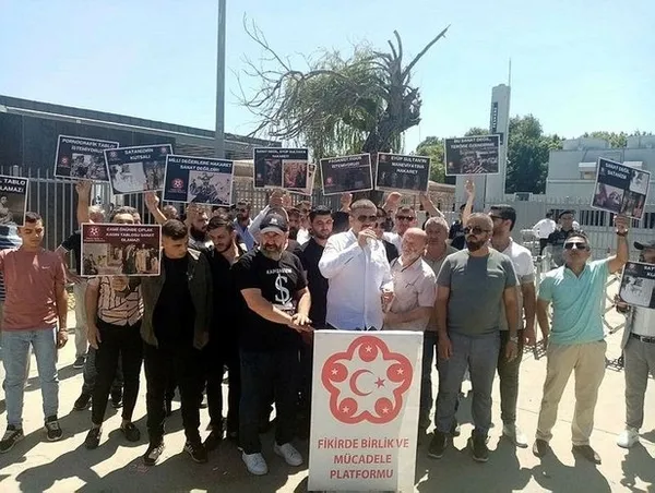 CHP’li İBB’nin Eyüpsultan’da açtığı rezil sergiye protesto! LGBT propagandası, Gezi güzellemesi ve İslam’a hakaret içerikli tablolar…