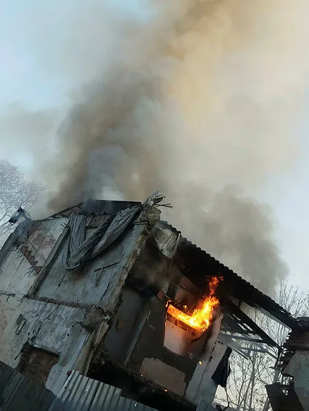 Son dakika: İstanbul Fatih'te iki katlı ahşap bina alevlere teslim oldu - 2
