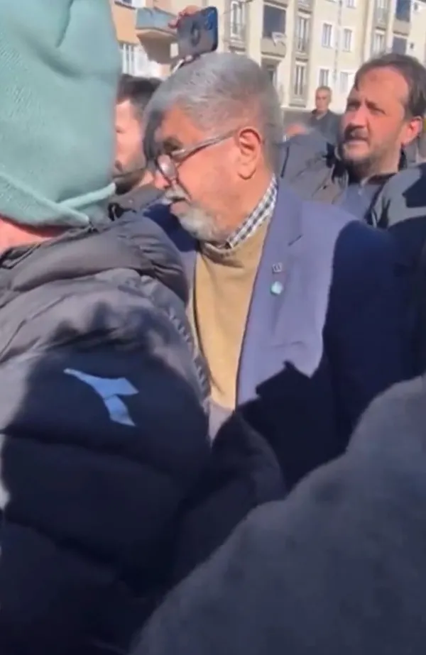 Enkaz başında ’İYİ’ tiyatro! Parti rozetiyle Akşener’e devleti kötüledi! Diğer depremzedeler tepki gösterdi: Manipülasyon yapıyorsun