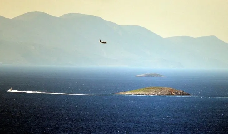 Türk Sahil Güvenlik uçağı Kardak’ın üzerinde alçak uçuş gerçekleştirdi