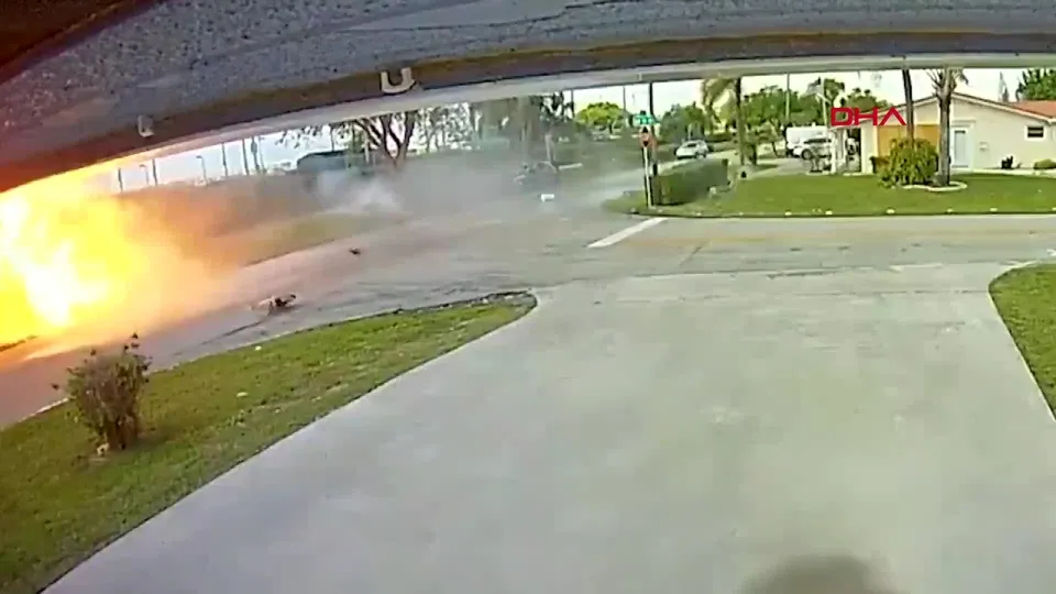 ABD’de inanılmaz kaza! Uçak otomobilin üzerine düştü