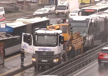 Avcılar’da iki metrobüs çarpıştı: 5 yaralı