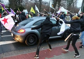PYD/PKK yandaşları Almanya'da Türk vatandaşının aracına saldırdı