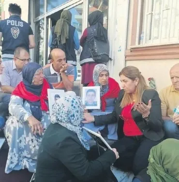Diyarbakır annelerini ziyaret ettiği için sendikadan atılan 7 öğretmen konuştu - 1