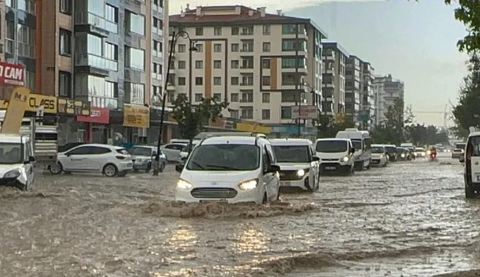 Malatya’da sağanak sonrası sel! Taşkınlar yaşandı araçlar suya gömüldü