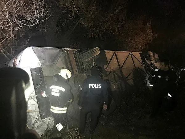 konyada-yolcu-otobusu-devrildi-cok-sayida-yarali-var-1671946991234.jpeg Konya'da yolcu otobüsü devrildi! Çok sayıda yaralı var - 2