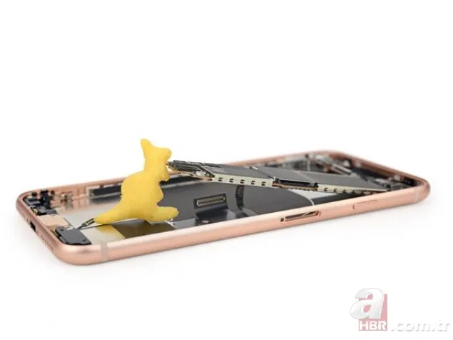 iPhone 8'in içini açtılar! 18