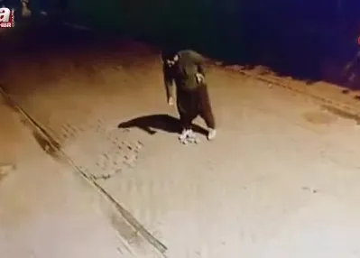 Adana’da evin camlarına taş atıp kaçtı