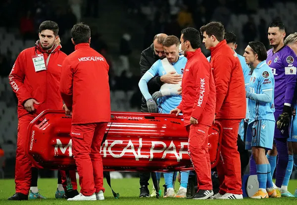 trabzonsporda-edin-visca-sakatlandi-yildiz-oyuncu-taraftarlari-korkuttu-1672258288333.jpg Trabzonspor'da Edin Visca sakatlandı! Yıldız oyuncu taraftarları korkuttu