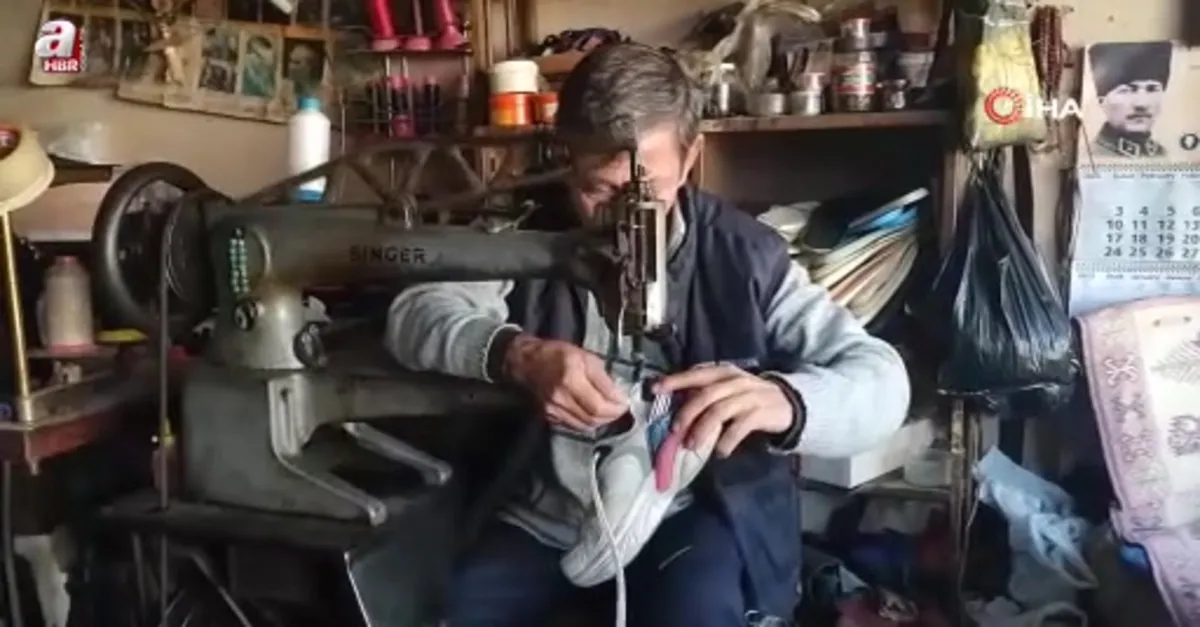 Hayatını ayakkabı tamir ederek kazanıyor