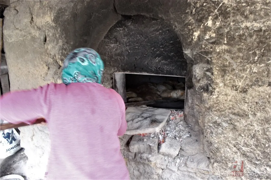 Bursalı kadınlar köydeki camilerini yaptırmak için ekmek yapıp satıyorlar 2