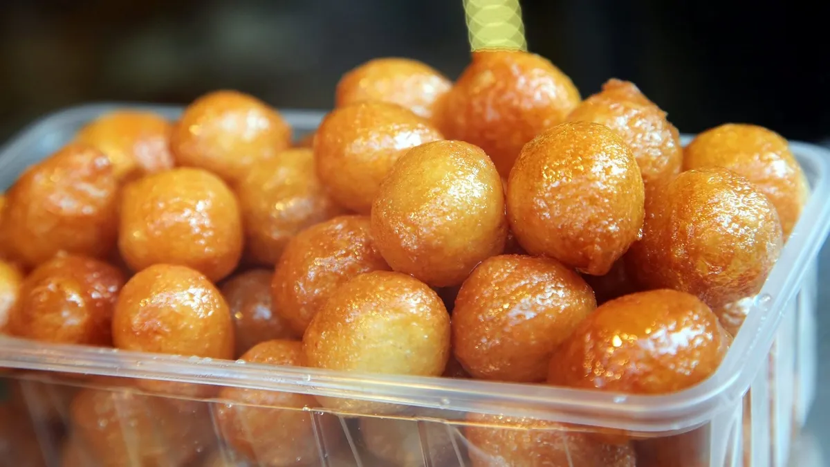 Sokak lezzeti artık mutfağınızda! Çıtır çıtır tam ölçülü lokma tarifi