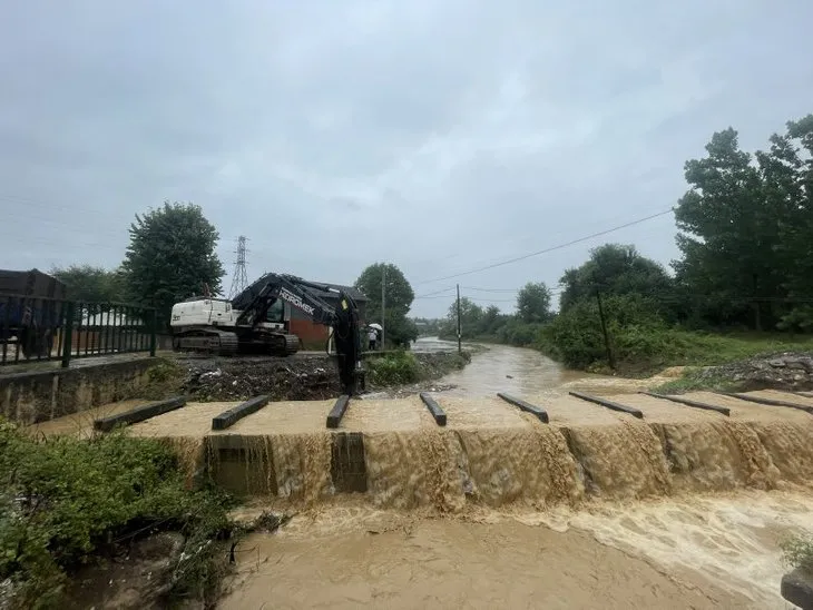 Sağanak yağış Düzce'de hayatı felç etti! Batı Karadeniz'de sel ve heyelan tehlikesi