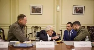 Kissinger Ukrayna’da Zelenskiy ile görüştü
