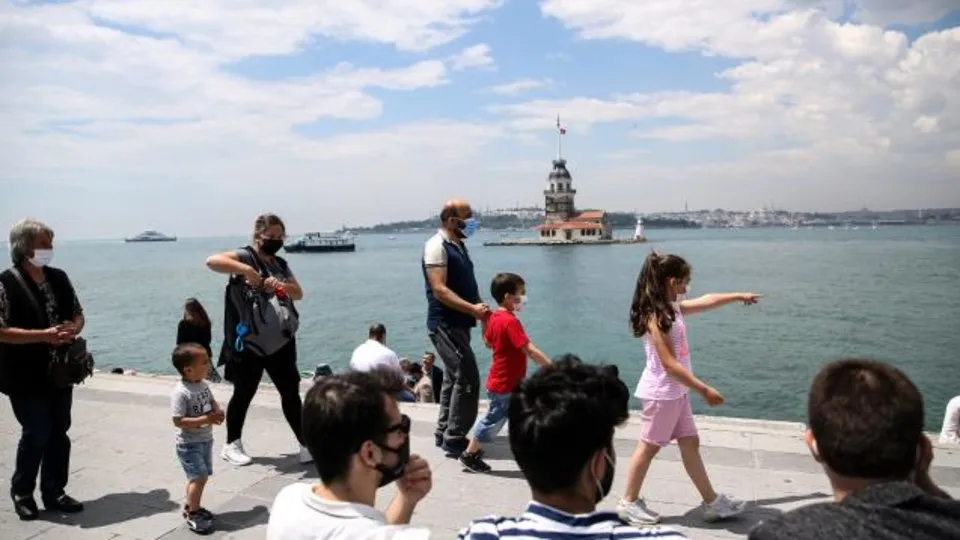 Kısıtlamasız ilk cumartesi! İstanbul'da halk sahillere akın etti