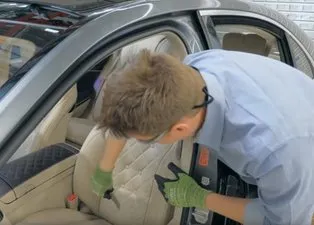 Mercedes'in koltuğunu kesip biçti! İçinden bakın neler çıktı?