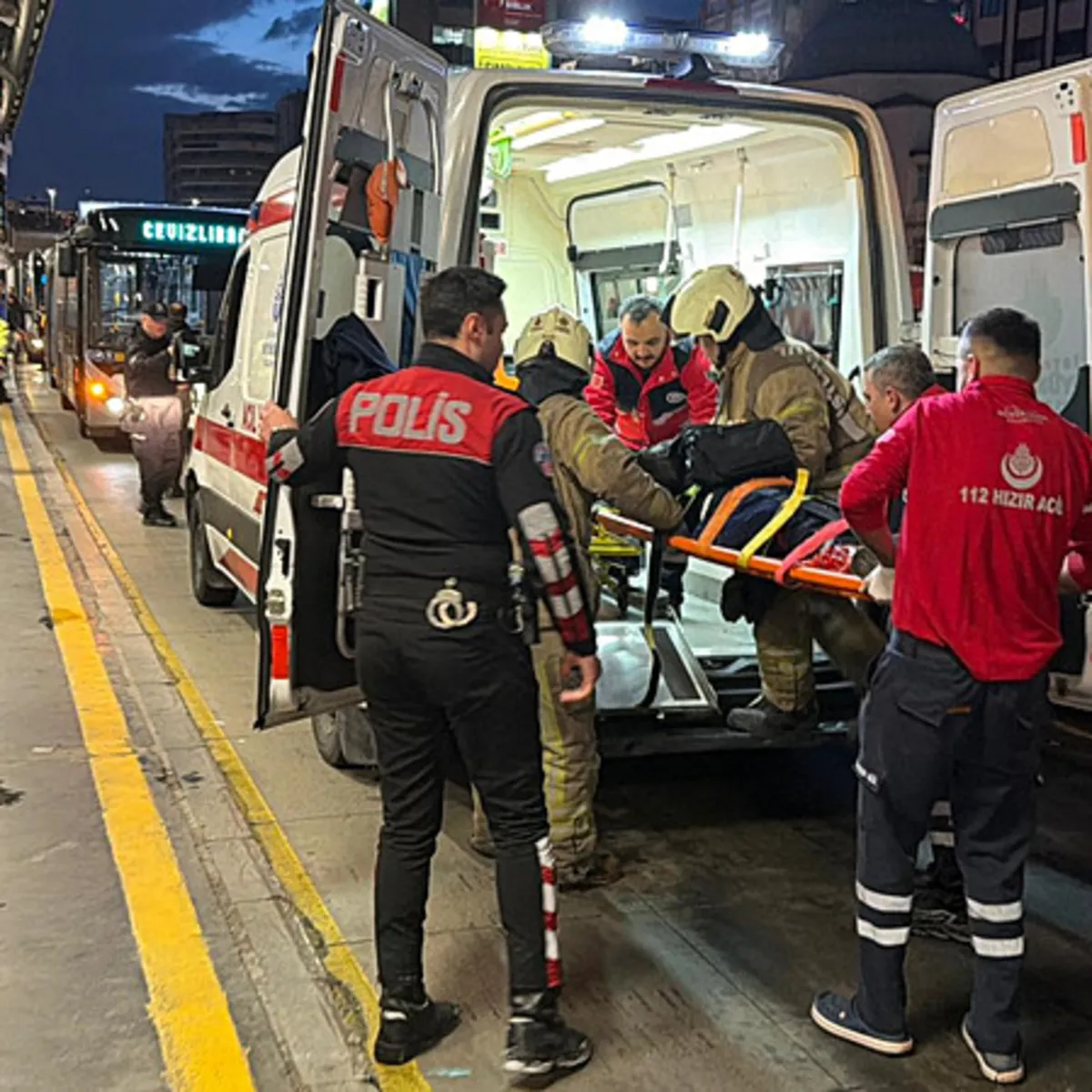 Kadın metrobüsün altında kaldı: Ağır yaralandı