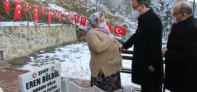 Gençlik ve Spor Bakanı Kasapoğlu şehit Eren Bülbül'ün kabrini ziyaret etti