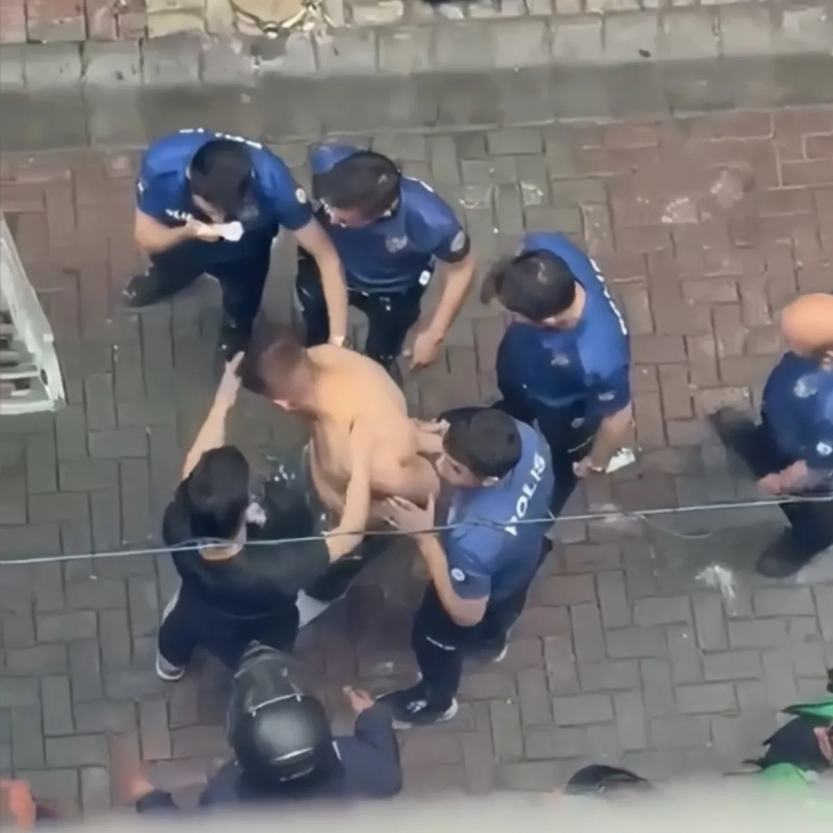 Kağıthane'de evde yalnız kalma cinneti! Eşyaları balkondan aşağı fırlattı