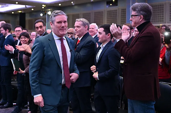 ingiltere-abd-buyukelcisi-mandelsoni-gorevden-aldi-epsteinle-yakin-iliskisi-sonu-oldu-1757597736553.jpg İngiltere Başbakanı Keir Starmer, hitabı öncesi Peter Mandelson ve diğer konuklar tarafından alkışlanırken (REUTERS)