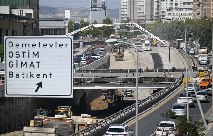 baskentlilerin-cilesi-bitmiyor-yol-calismalari-nedeniyle-olusan-trafik-vatandaslari-isyan-ettirdi-1757775189163.jpeg FOTOĞRAF (AA)