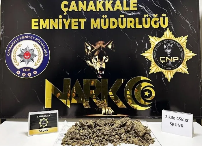 uyusturucu-tacirlerine-gecit-yok-canakkalede-28-supheli-tutuklandi-1716933822032.jpg Uyuşturucu tacirlerine geçit yok! Çanakkale’de 28 şüpheli tutuklandı - 1