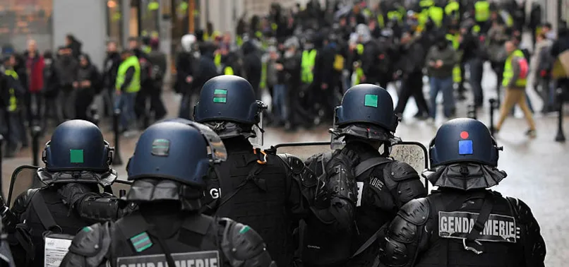 Fransa'da sarı yelekliler diktatör Macron'u protesto etti