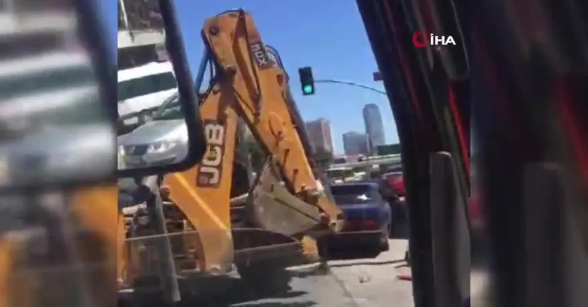 Ümraniye'de yol verme kavgasında ilginç anlar! Tartıştığı kişiye kepçeyle...