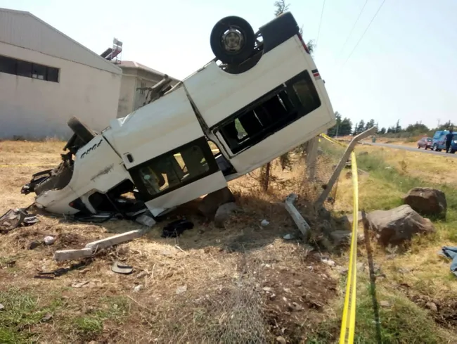 Ailesinden izinsiz aldığı minibüsle takla attı: 1 ölü, 4 yaralı - 1
