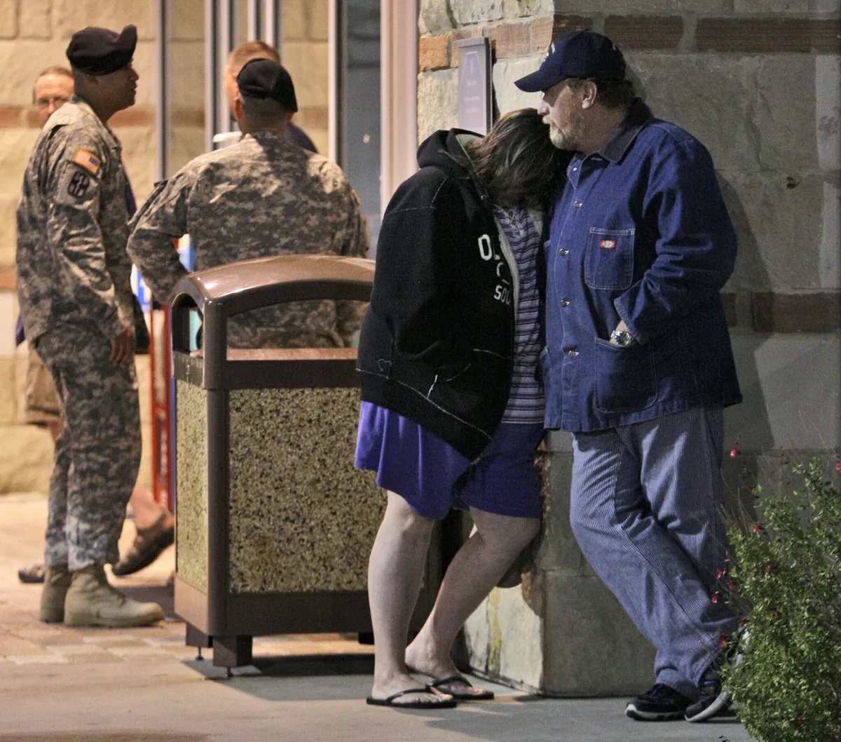 fort-hood-saldirgani-nidal-hasana-kursuna-dizilerek-idam-1791526730377.jpg 2009'da Texas'taki Fort Hood saldırısında yaralanan damatları ABD askeri Matthew Cooke'den haber bekleyen Jamie Casteel (solda) ve eşi Scotty (sağda), hastanenin acil servisinin önünde bekliyor. (Foto: EPA)
