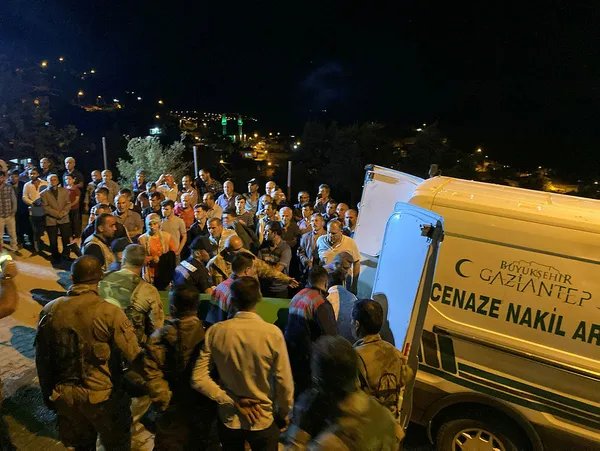 1664656412650.jpg Gaziantep'te gece yarısı korkunç olay! Evi otomatik silahla taradılar! 2 ölü 3 yaralı... - 4