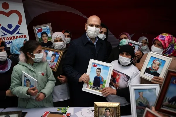 İçişleri Bakanı Süleyman Soylu’dan HDP önünde evlat nöbetindeki ailelere ziyaret