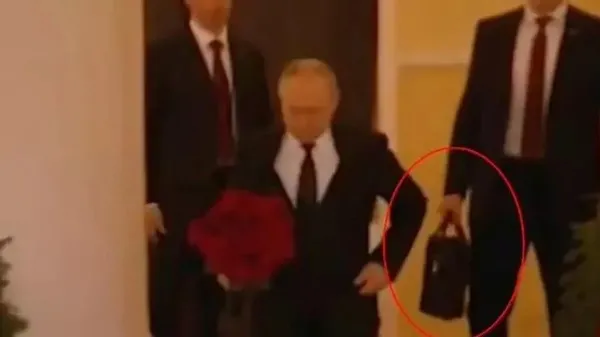 Son dakika: Putin'den dünyaya gözdağı! Rus siyasetçi Vladimir Jirinovski'nin cenazesine nükleer çantayla geldi - 2