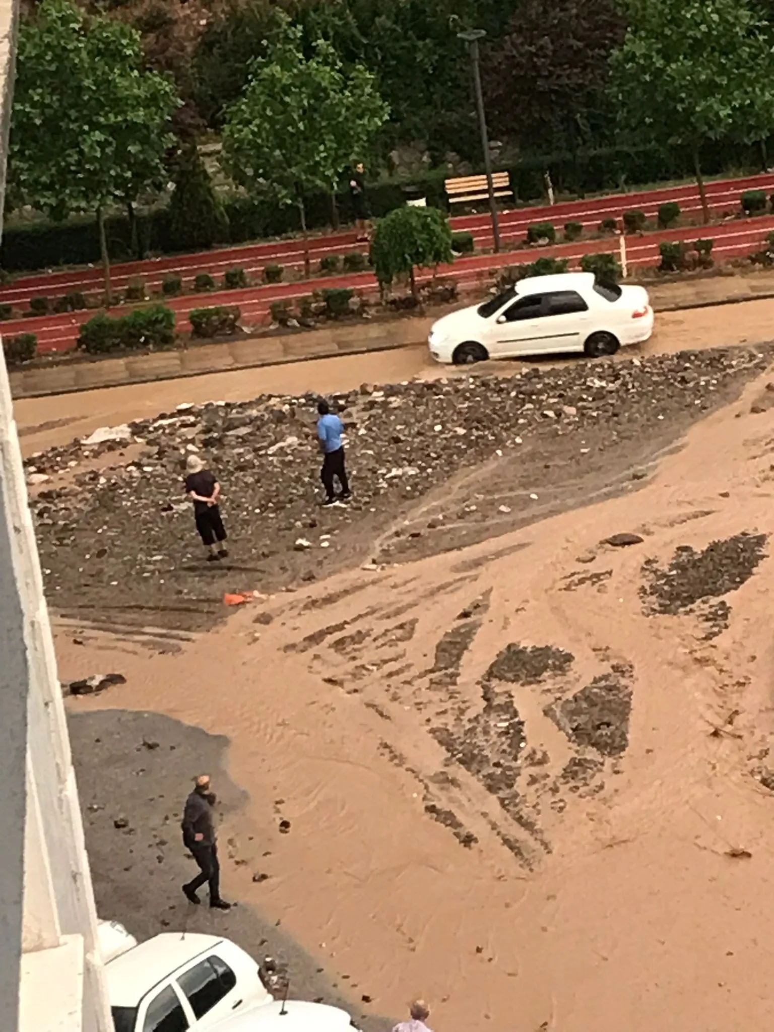 Ankara'da sel felaketi | Sipariş bırakmaya giden kuryenin motosikleti sele kapıldı