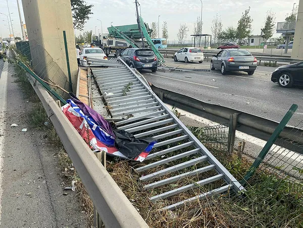 Kartal D-100'deki üst geçitte korku dolu anlar! Korkulukların araçların üzerine düşme anı kamerada - 3