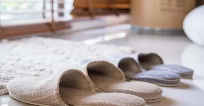 Terlik giyerken 2 kere düşüneceksiniz! Meğer o hastalıklara sebep oluyormuş…