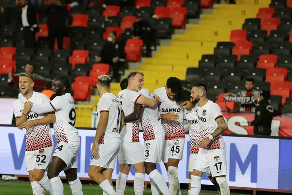 gaziantep-fk-evinde-kazandi-i-gaziantep-fk-2-0-kasimpasa-mac-sonucu-ozet-1636140017111.jpg Gaziantep FK evinde kazandı I Türk futbol tarihinde bir ilk - 2