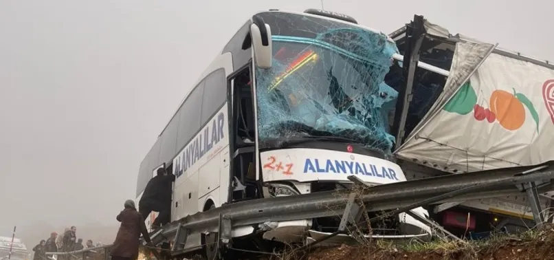 Antalya'da otobüs TIR'a arkadan çarptı | Çok sayıda yaralı var