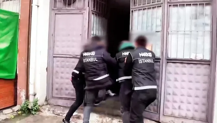 zehir-tacirlerine-operasyon-26-ton-kimyasal-madde-ele-gecirildi-1744187937928.jpeg Diyarbakır ve İstanbul'daki narkotik operasyonunun detaylarına ulaşıldı (DHA)