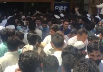 Pakistan’da aşı izdihamı
