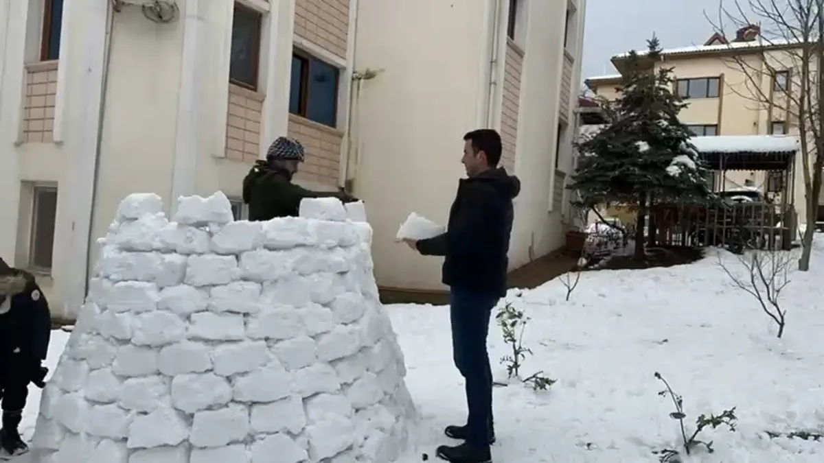 Göktürk’te sıra dışı kar eğlencesi: Site sakinleri iglo ev inşa etti!