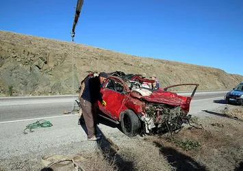 Sivas'ta otomobil devrildi: 3 ölü, 5 yaralı