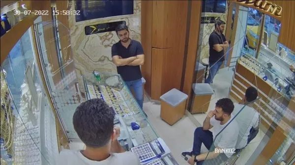 kuyumcuda-yere-yigildi-cenesi-kilitlenip-dili-bogazina-kacti-1659361580401.jpg Kuyumcuda yere yığıldı! Çenesi kilitlenip dili boğazına kaçtı - 1
